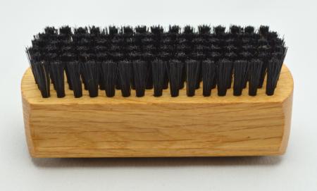 Handwaschbürste und Nagelbürste Buchenholz mit Griffmulde. 6 und 4 Reihen schwarze Naturborsten.
